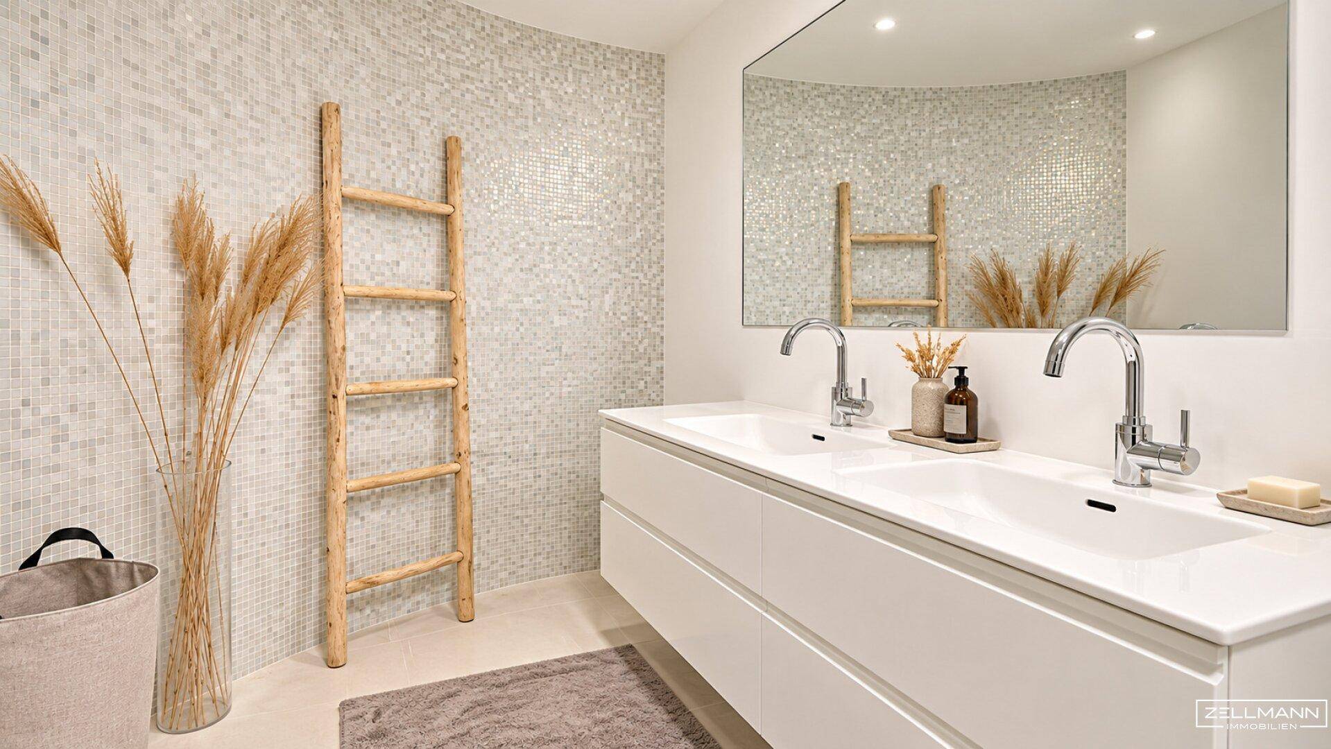 Modernes Badezimmer mit Doppelwaschbecken, Mosaikfliesen und großem Spiegel.