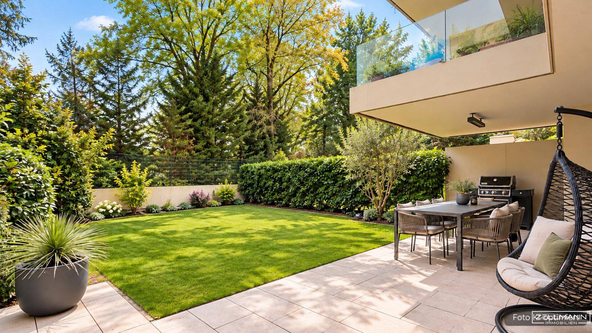 Gepflegter Garten mit Rasenfläche, Terrasse und Essbereich im Freien.