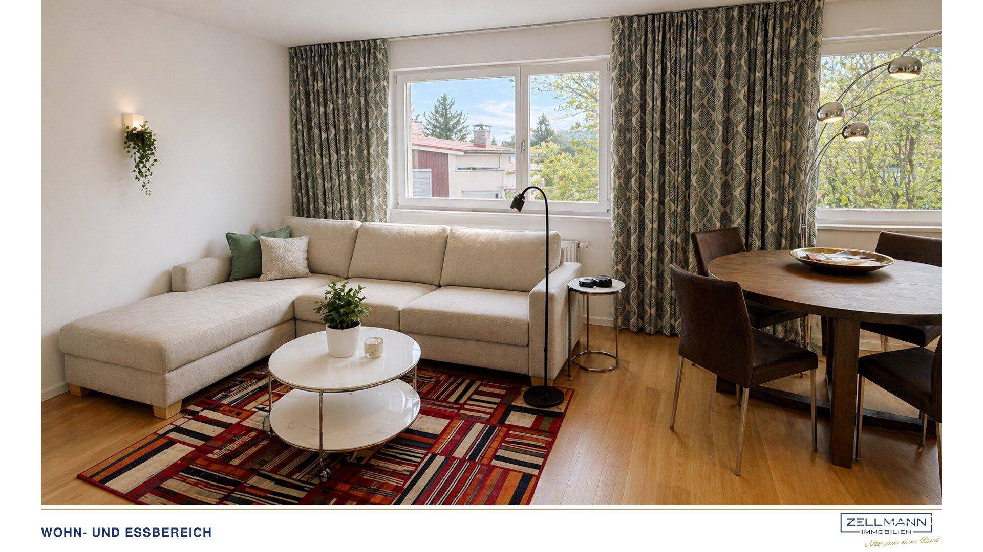 Gemütlicher Wohn- und Essbereich mit Ecksofa, Esstisch und großen Fenstern für viel Tageslicht.