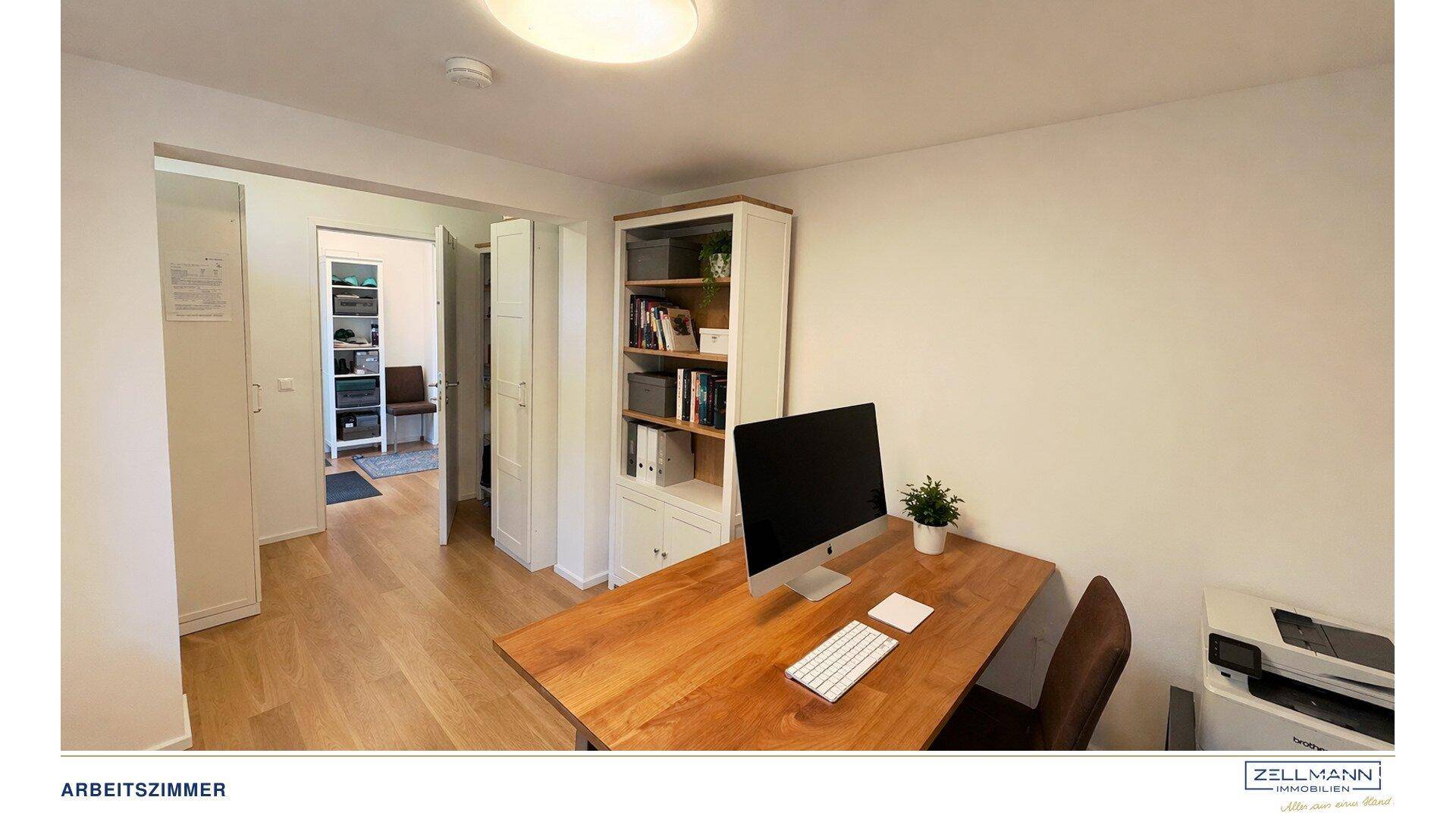 Helles Arbeitszimmer mit Holzschreibtisch, Computer und Bücherregal, ideal für Home-Office.