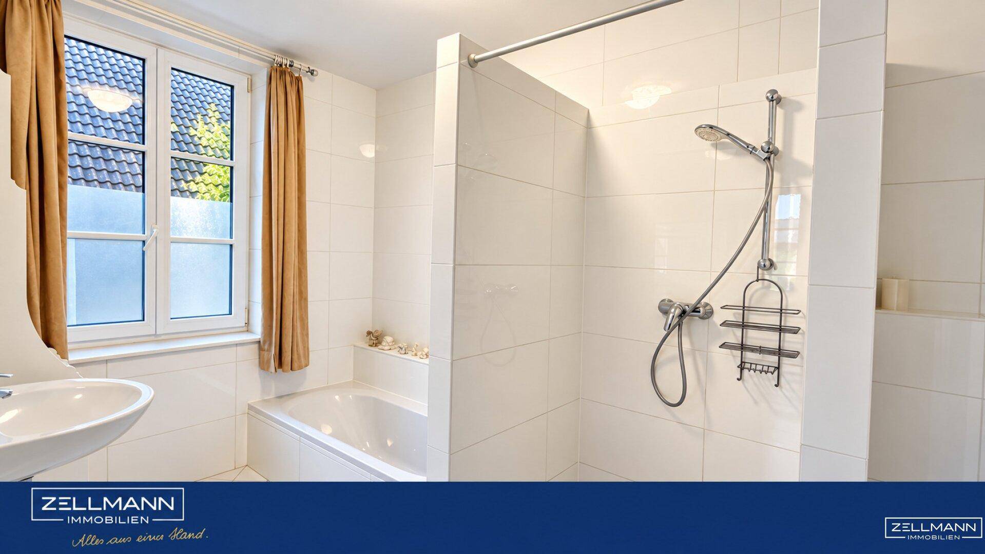 Helles Badezimmer mit weißen Fliesen, Dusche, Badewanne und Fenster.