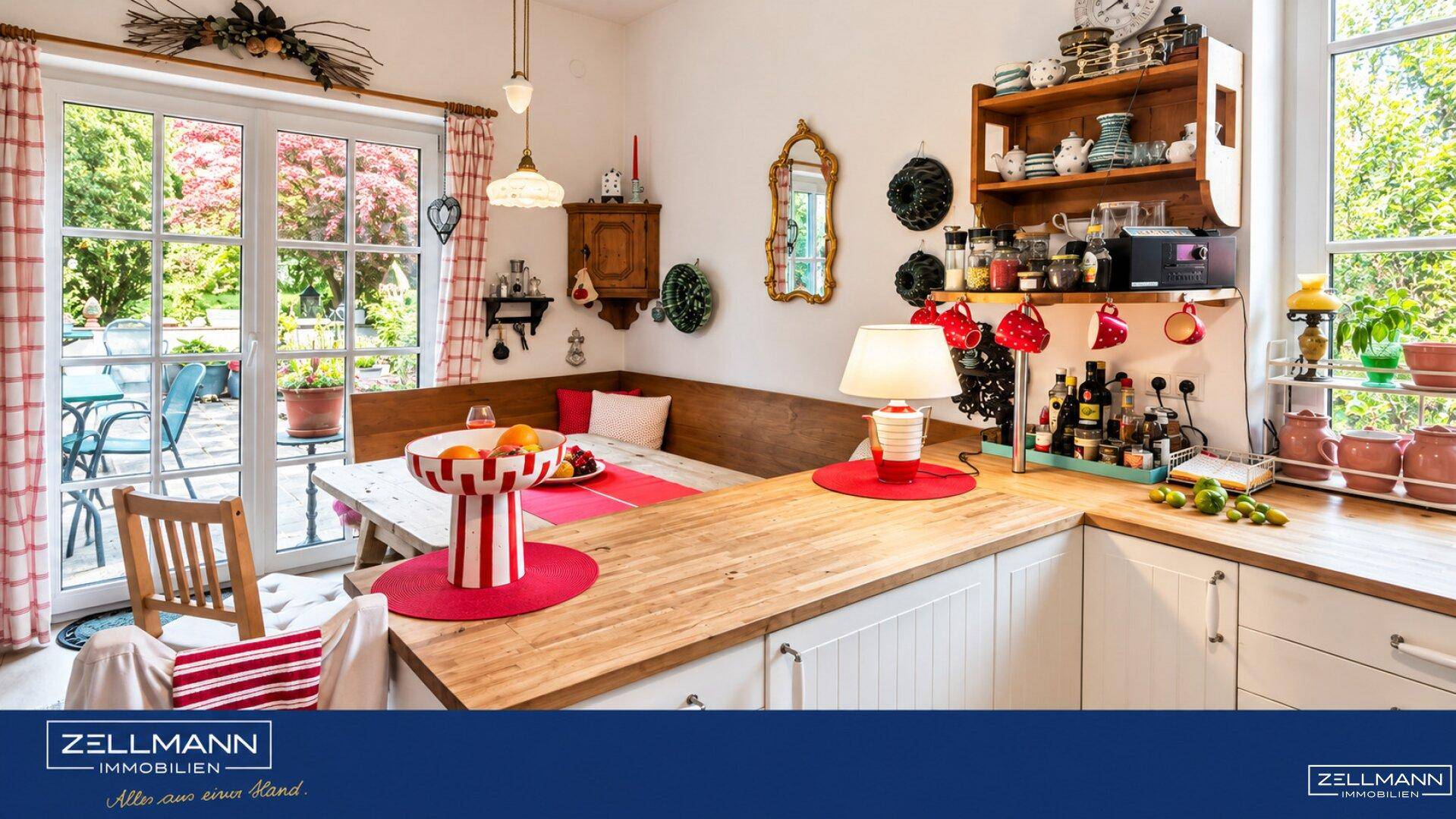 Gemütliche Landhausküche mit Holzarbeitsplatte, Essecke und Zugang zur Terrasse.