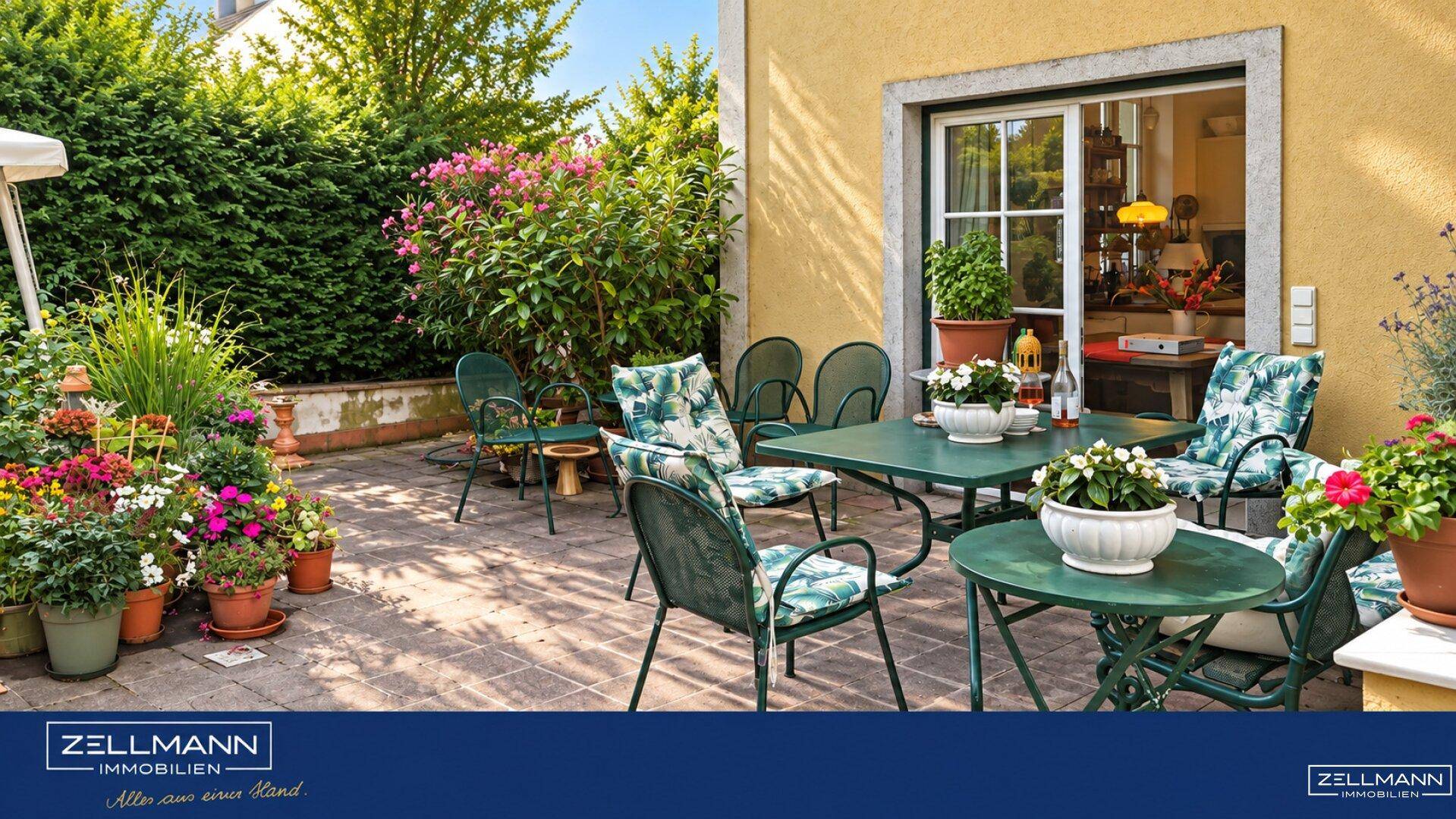Sonniger Terrassenbereich mit Gartenmöbeln, umgeben von blühenden Pflanzen und Hecken.