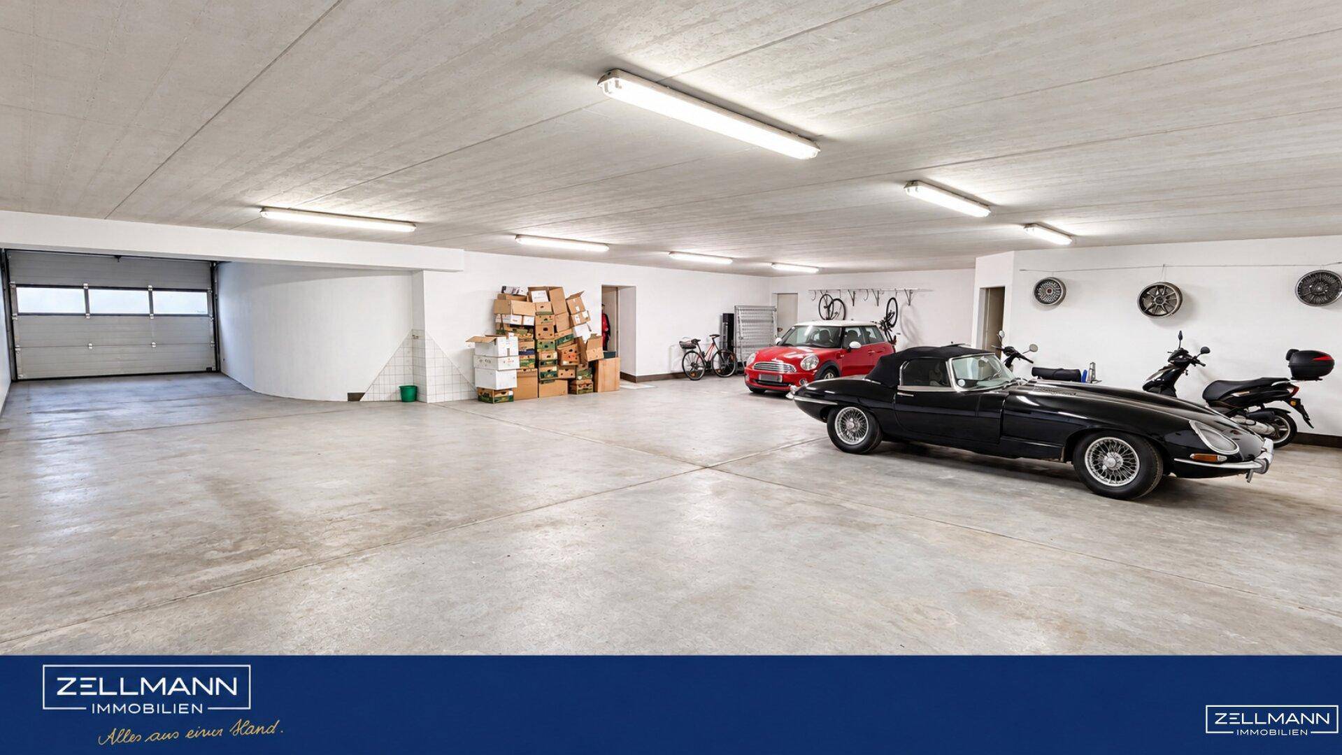 Geräumige Tiefgarage mit Platz für mehrere Fahrzeuge und Lagerflächen.