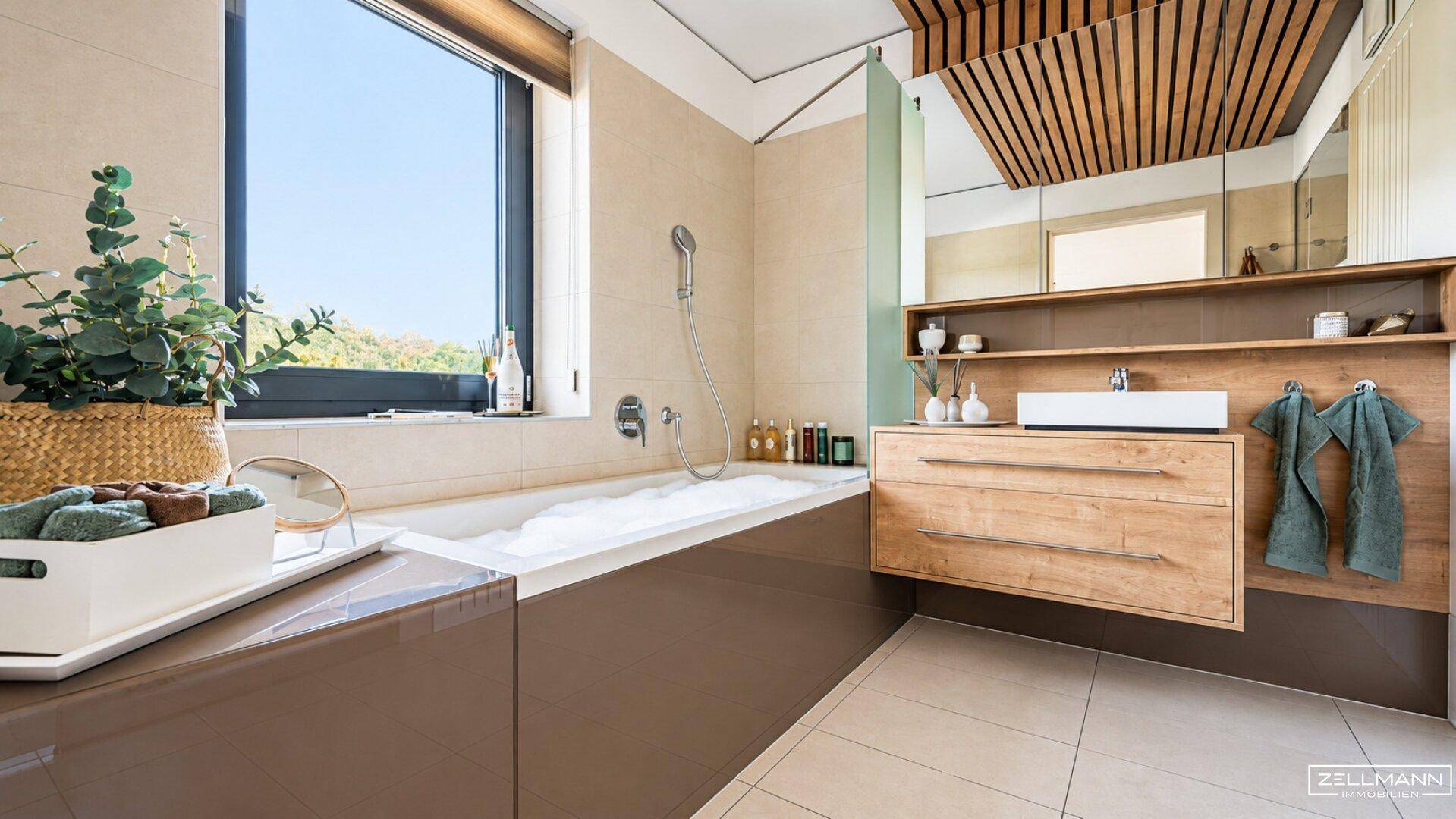 Modernes Badezimmer mit Badewanne, großem Fenster und stilvollem Holzwaschtisch.