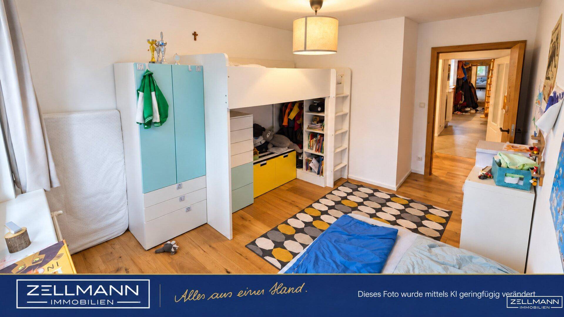 Helles Kinderzimmer mit Hochbett, farbenfrohem Teppich und viel Stauraum.