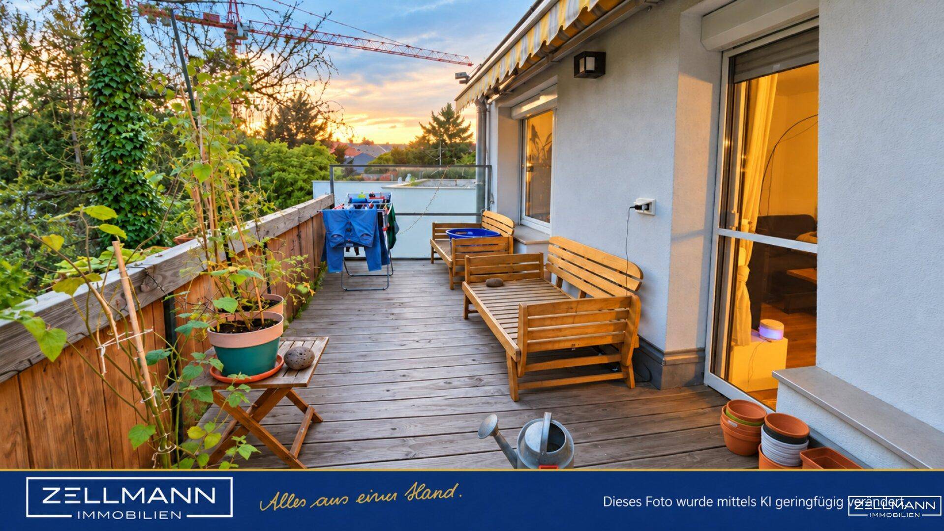 Geräumiger Balkon mit Holzbelag, Sitzgelegenheiten und Blick auf die Umgebung.