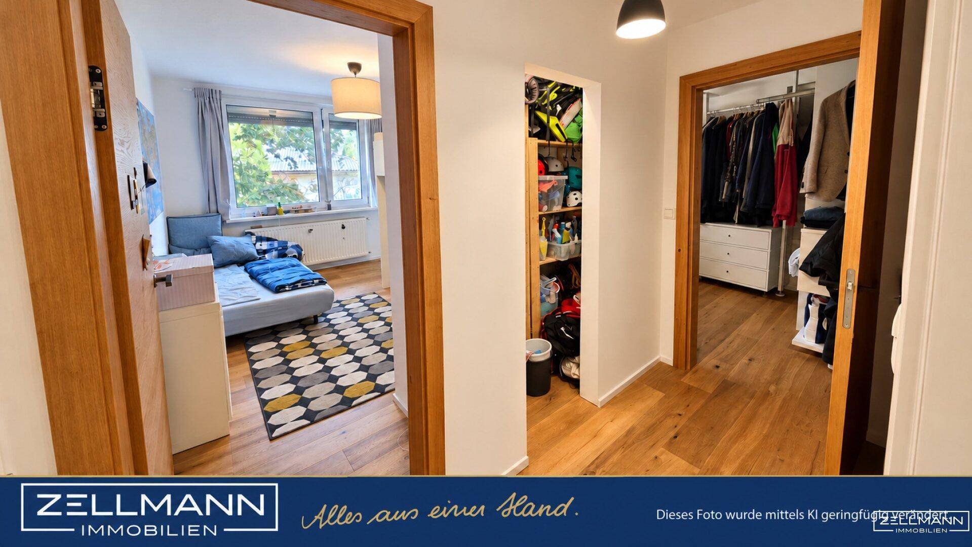 Heller Flur mit Holzboden, der zu einem Schlafzimmer und einem begehbaren Kleiderschrank führt.