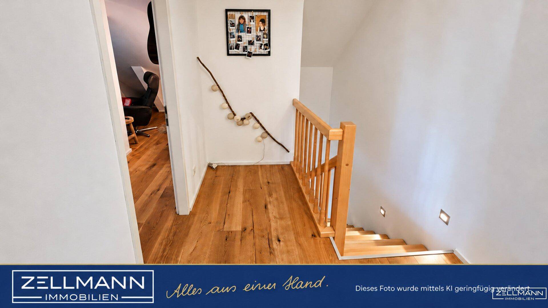 Heller Flur mit Holztreppe und passendem Geländer, der die oberen Etagen verbindet.