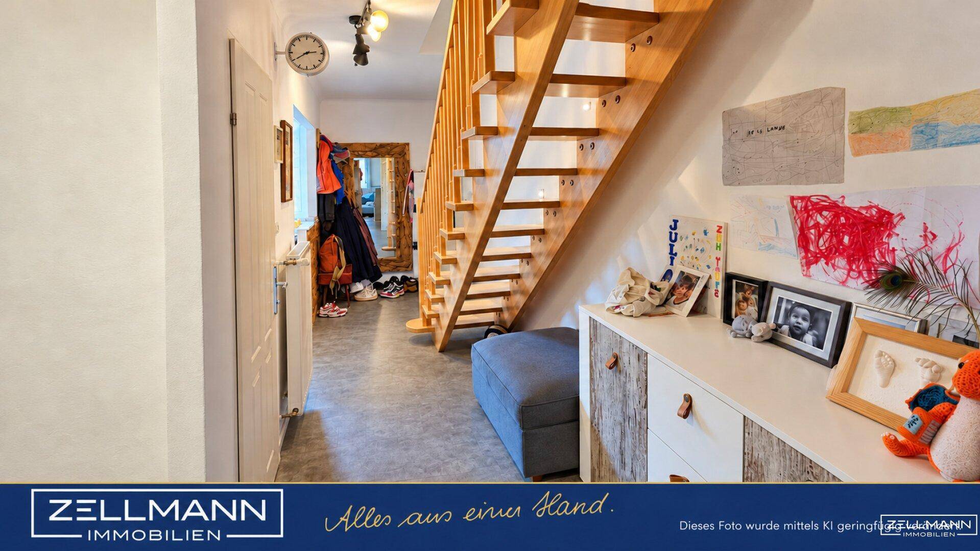 Freundlicher Eingangsbereich mit offener Holztreppe, Sitzbank und persönlichen Dekorationen.