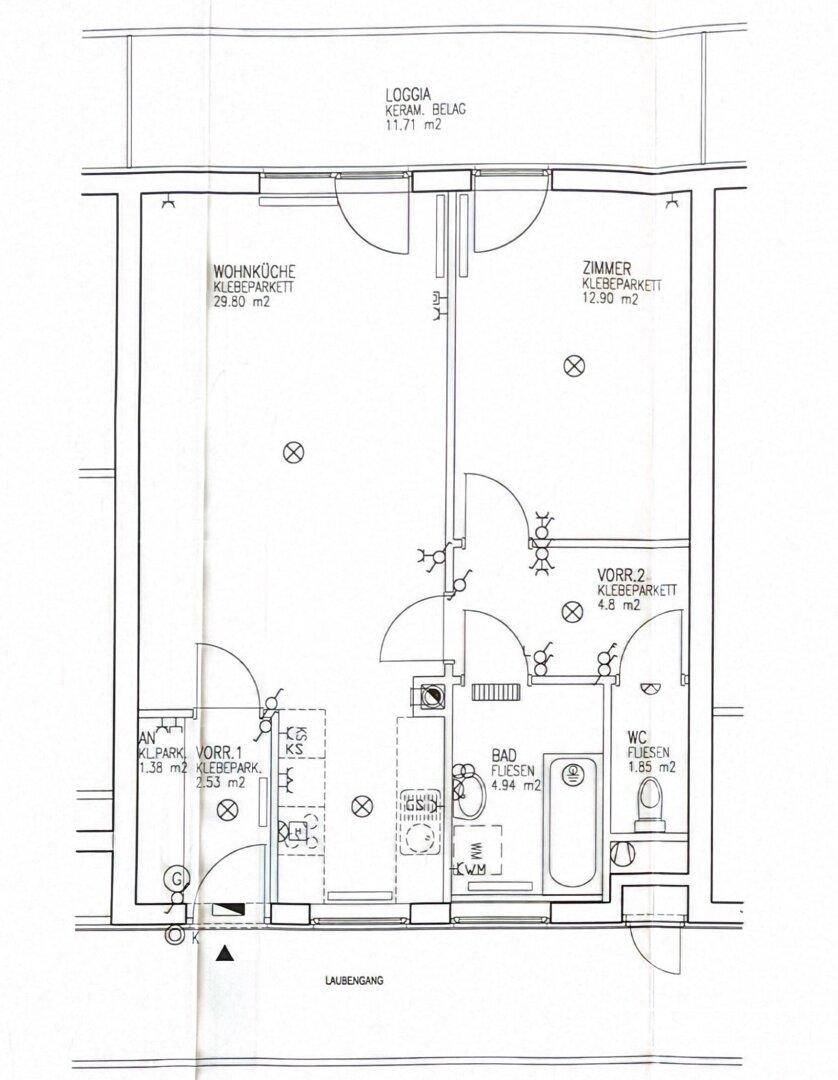Skizzierter Grundriss einer Wohnung mit Loggia, Wohnküche und separatem Zimmer.