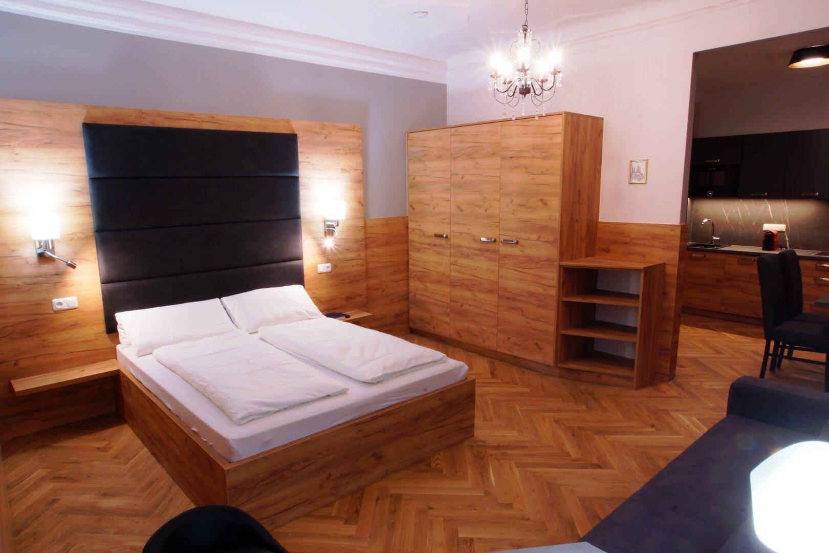 Geräumiges Studio-Apartment mit Schlafbereich, Kleiderschrank und integrierter Küchenzeile.