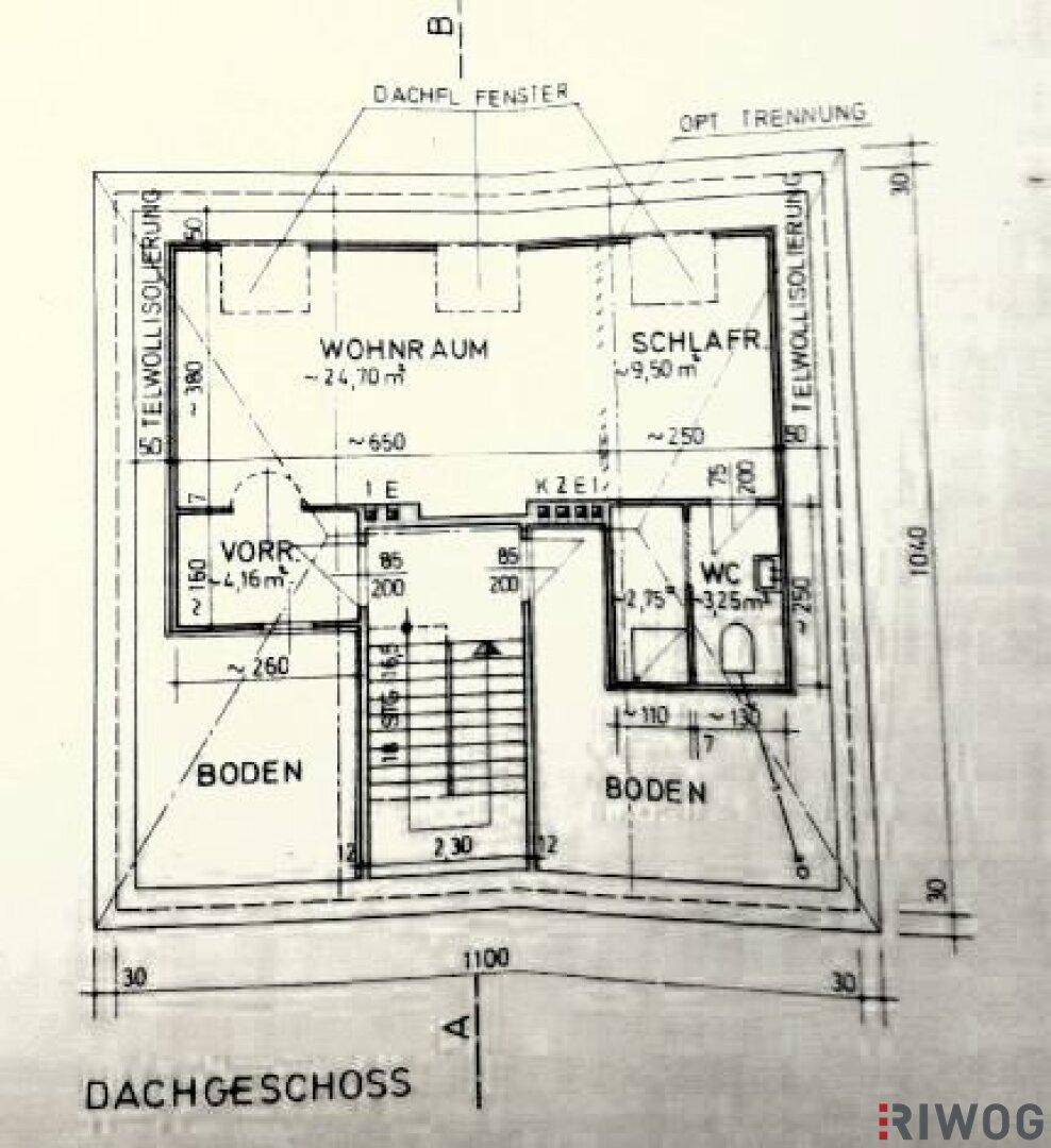 Grundriss des Dachgeschosses mit Wohnraum, Schlafzimmer und WC unter Dachschrägen.