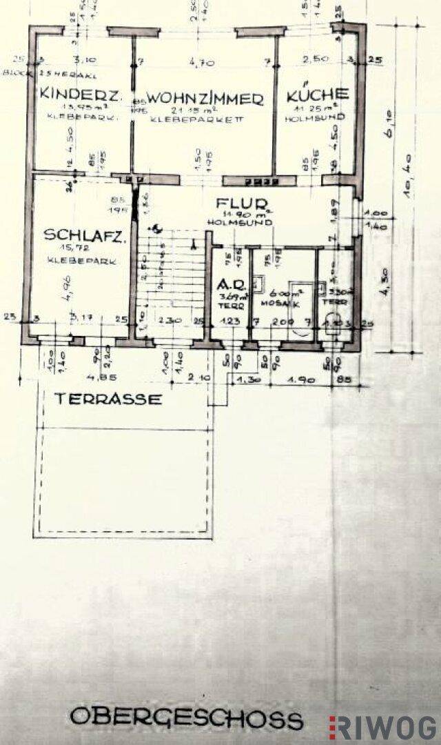Grundriss des Obergeschosses mit Wohnzimmer, Schlafzimmern, Küche und Terrasse.