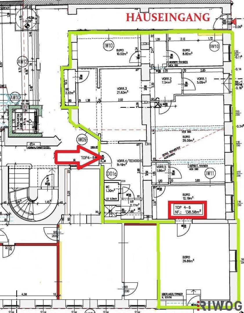 Detaillierter Grundriss einer Etage mit mehreren Büroräumen und einem Hauszugang.