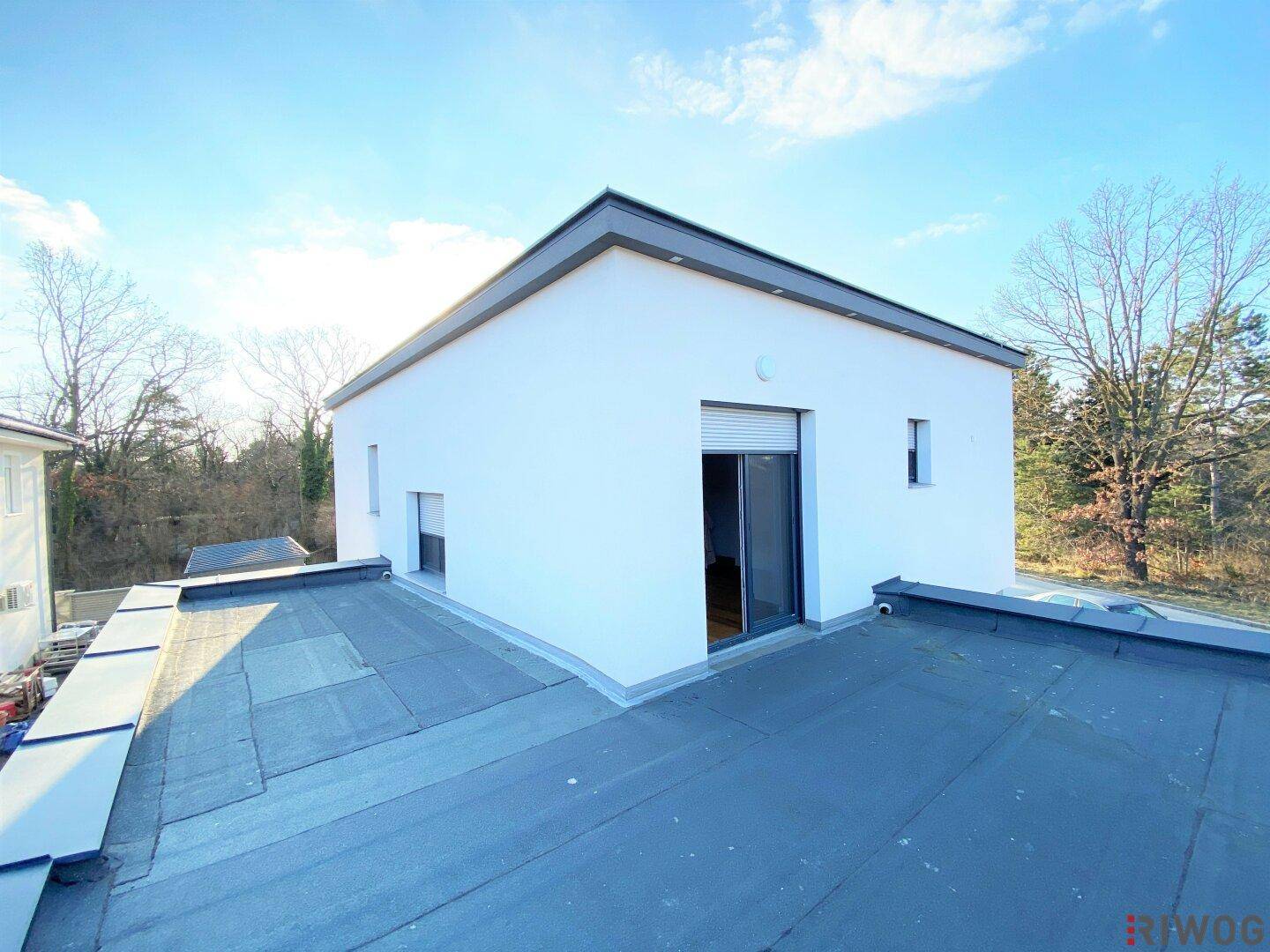 Obergeschoss des Hauses mit Flachdach und Zugang zu einem möglichen Dachterrassenbereich.