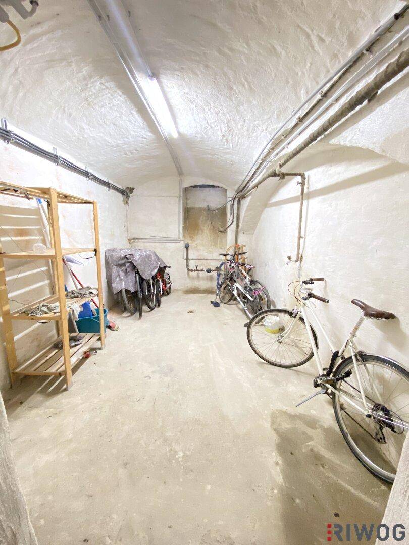 Fahrradraum im Keller mit Fahrrädern und Regalen für zusätzlichen Stauraum.