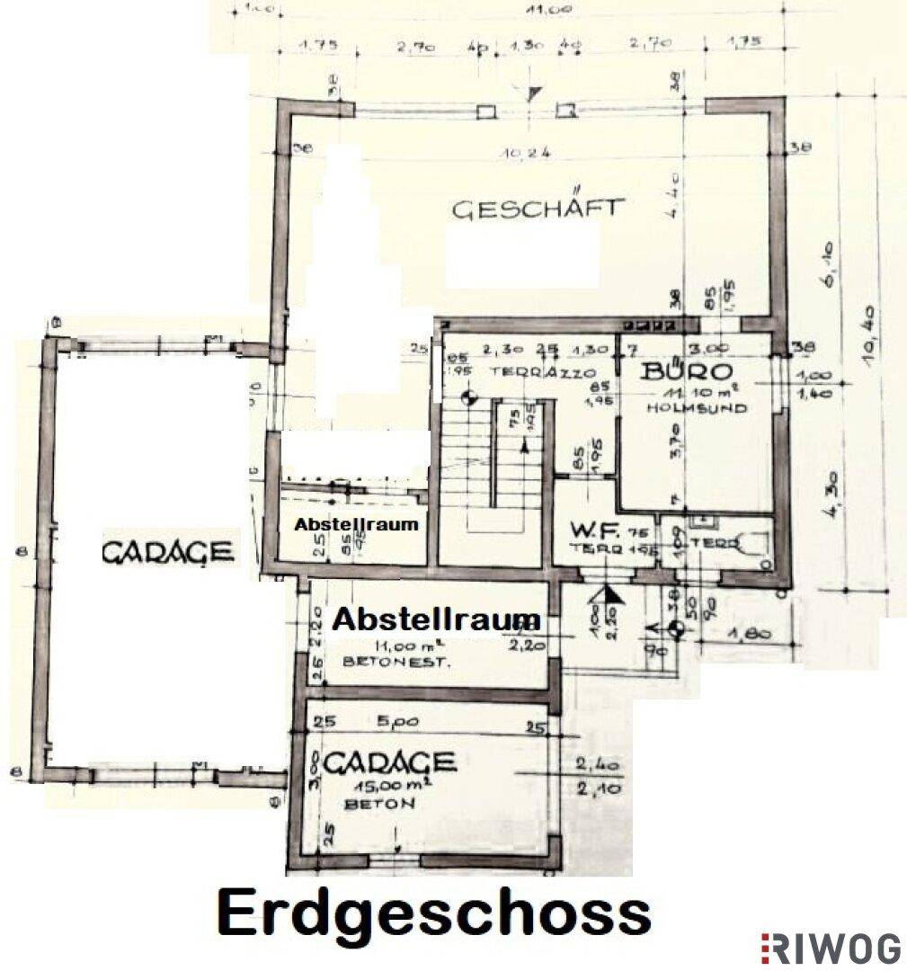 Grundriss des Erdgeschosses mit Geschäft, Büro, Abstellräumen und Garagen.