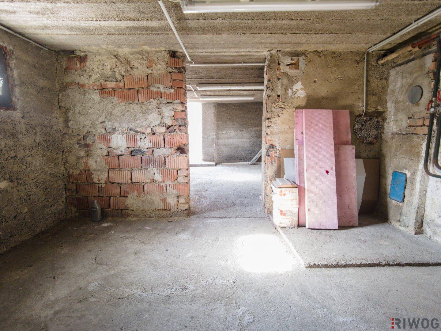 Geräumiger Kellerraum mit unverputzten Wänden und Betonboden, ideal für Lagerung oder Ausbau.