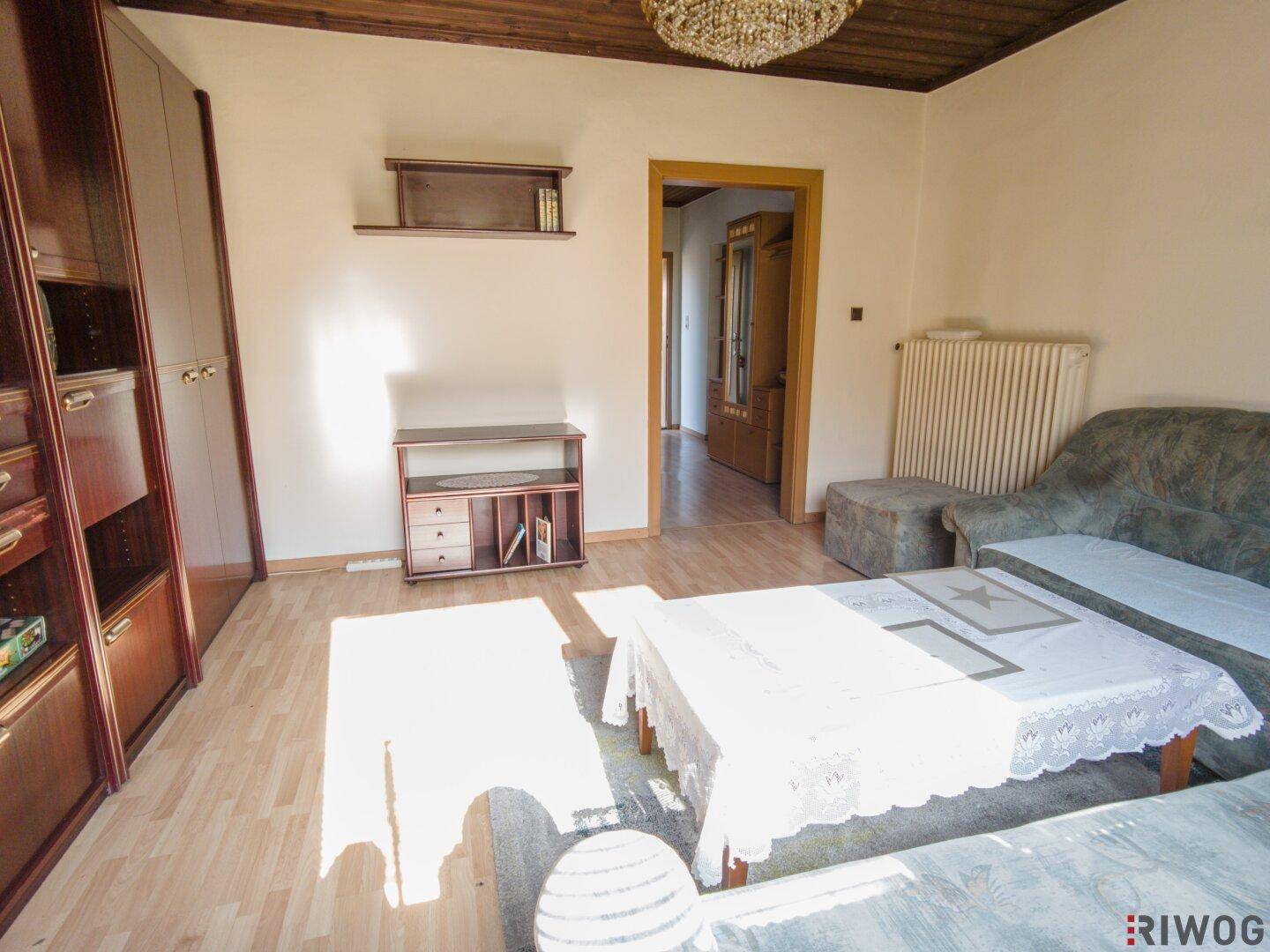 Einfamilienhaus mit großem Garten, 4 Zimmern, Keller und Garage! Adaptierungsbedürtig! Baureserven vorhanden | Zubau möglich | Grundstück auch für Doppelhaus geeignet - Ansicht 3