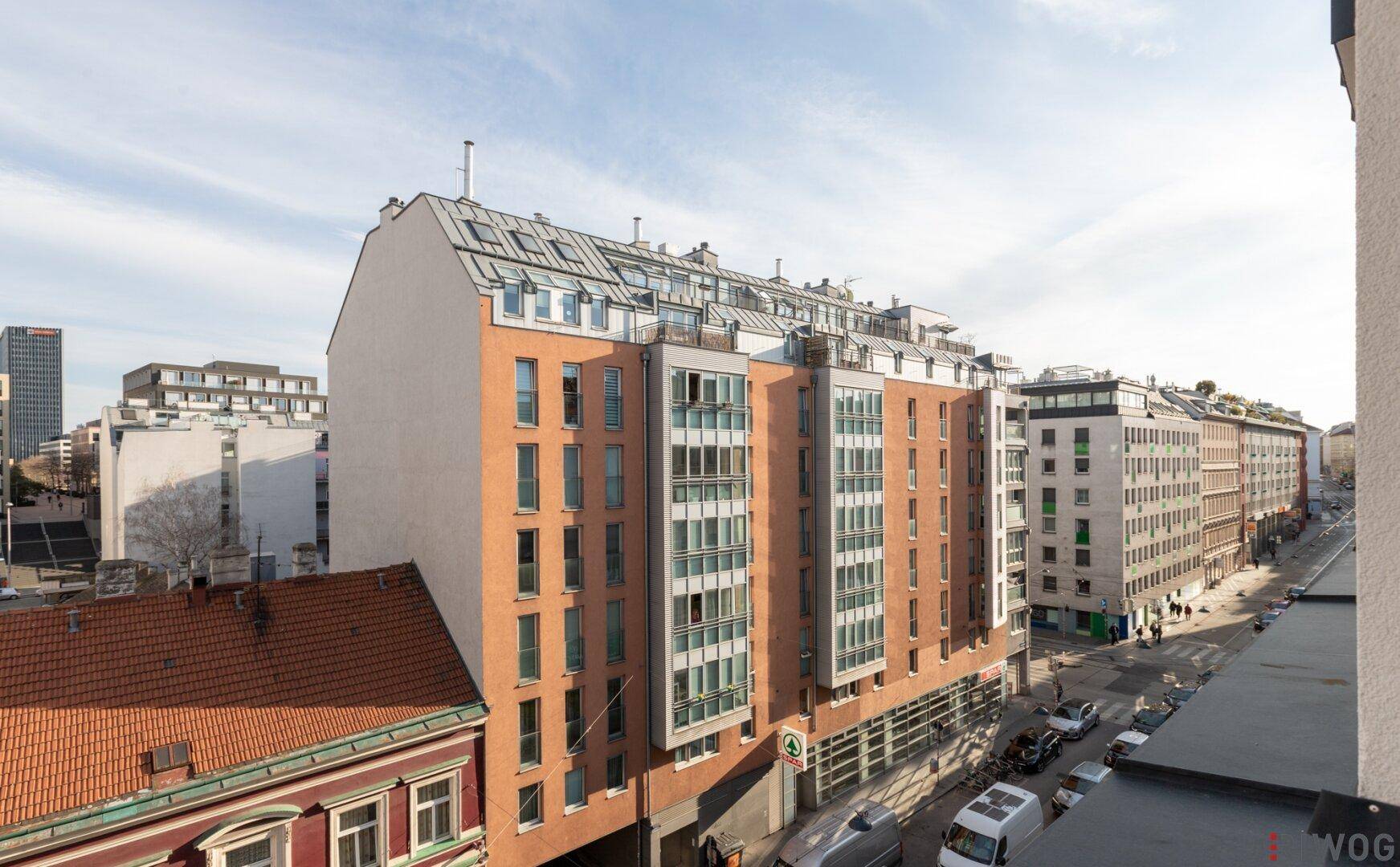 Panoramablick über die Stadt mit verschiedenen Gebäudetypen und belebten Straßen.