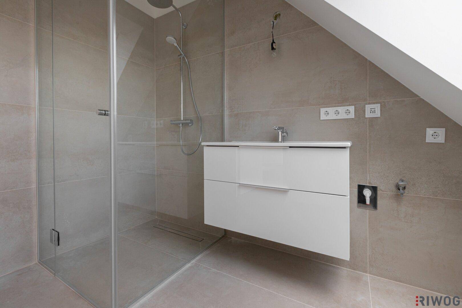 Modernes Badezimmer mit begehbarer Dusche und schwebendem Waschtisch.