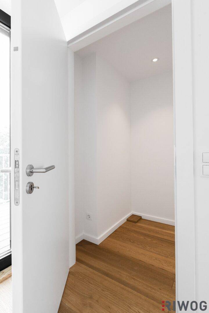 Kleiner, leerer Raum mit Holzboden, ideal als Abstellraum oder begehbarer Kleiderschrank.