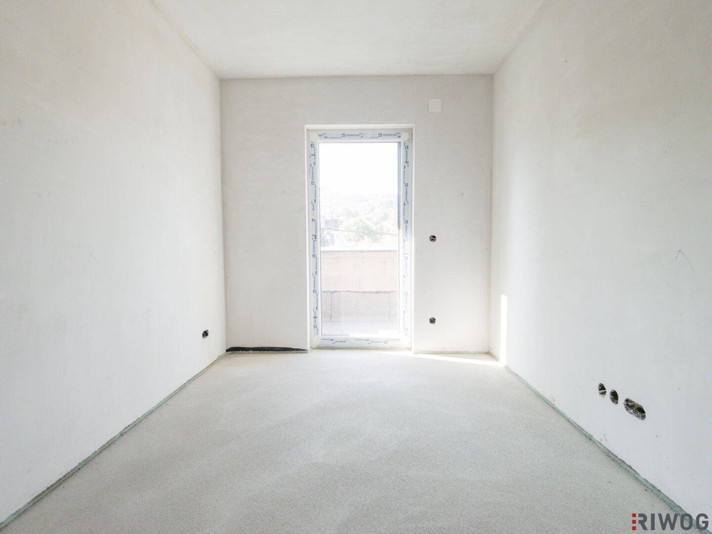 Unfertiges Schlafzimmer mit direktem Zugang zu einem Balkon, bietet viel Tageslicht.