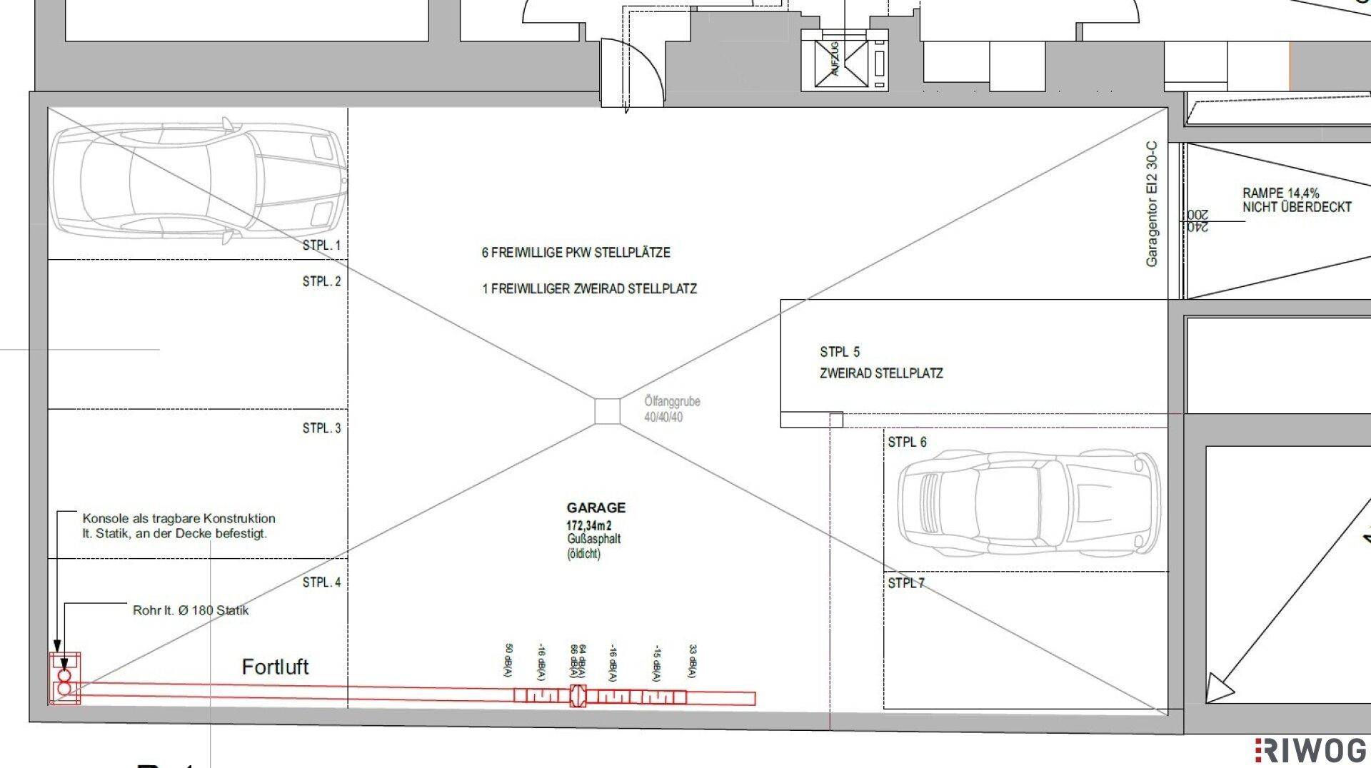 Grundriss einer Tiefgarage mit mehreren Stellplätzen für Autos und Fahrräder sowie einer Rampe.