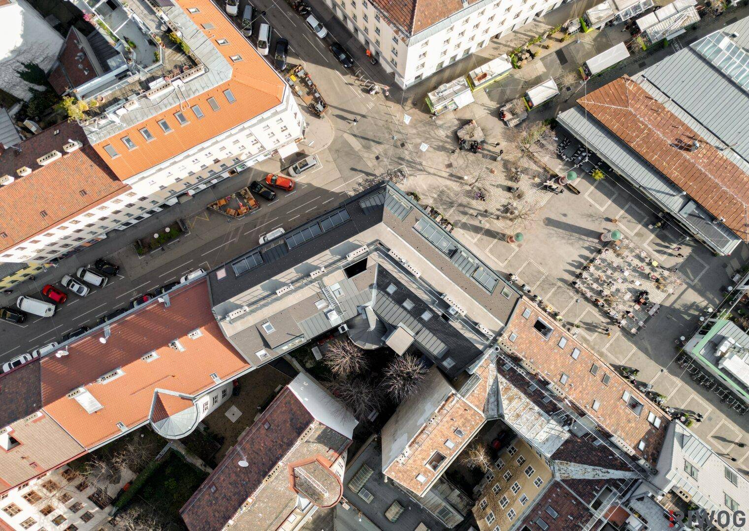 Vogelperspektive eines Stadtblocks mit Gebäuden, Straßen und Innenhöfen, die die urbane Struktur zeigen.