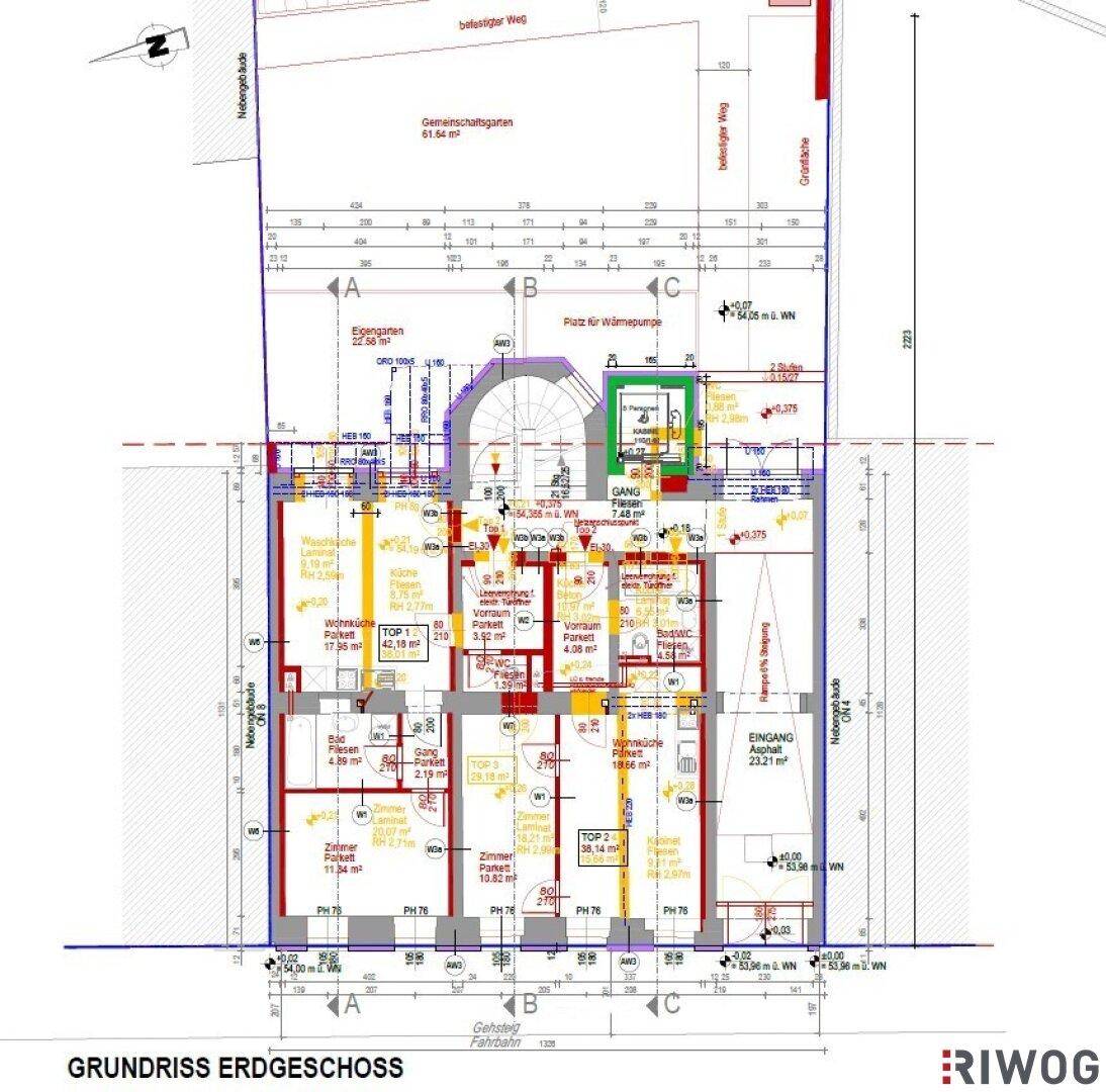 Grundriss des Erdgeschosses mit mehreren Wohneinheiten, Gemeinschaftsgarten und detaillierter Raumaufteilung.
