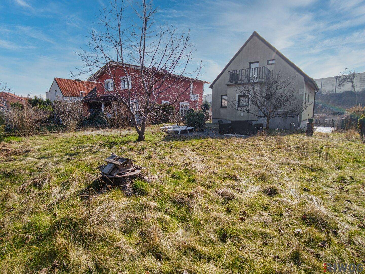 Großer Gartenbereich mit Rasenfläche und Bäumen, bietet viel Potenzial zur Gestaltung.