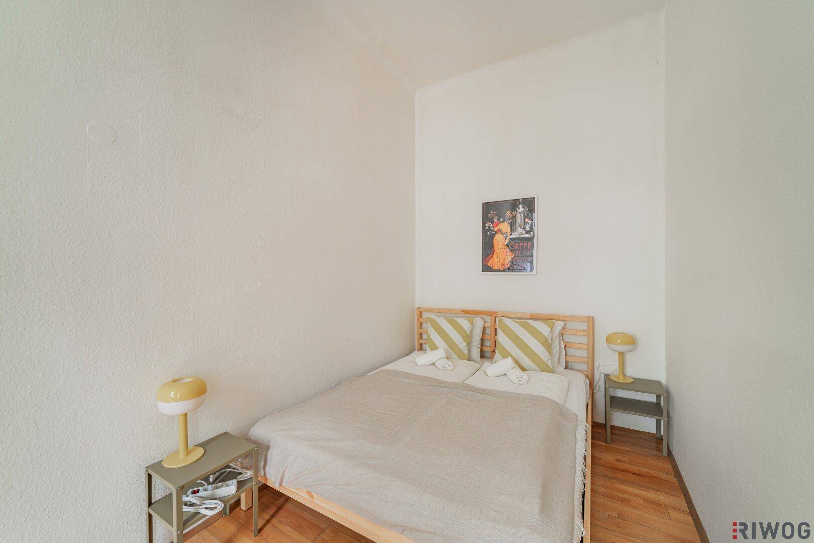 Gemütliches Schlafzimmer mit Holzbett, Nachttischen und gelben Akzenten.
