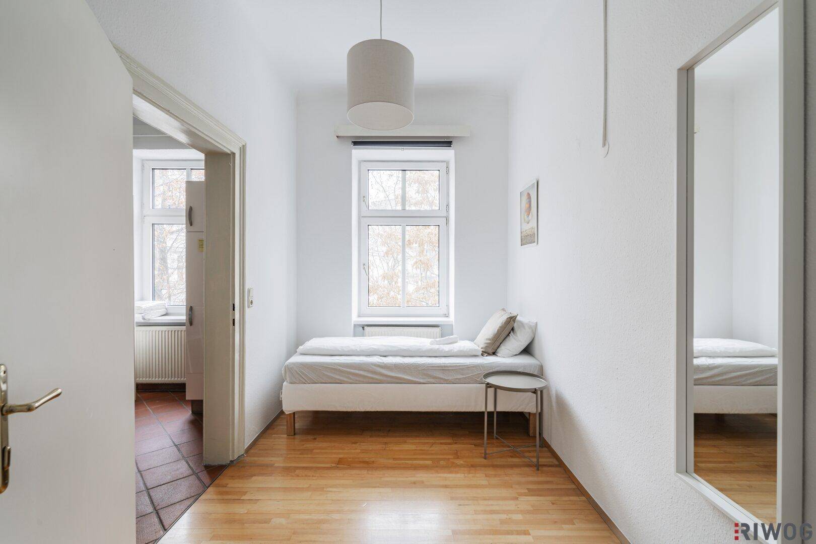 Kleines Schlafzimmer mit Einzelbett, Holzboden und Fenster, ideal als Gäste- oder Kinderzimmer.