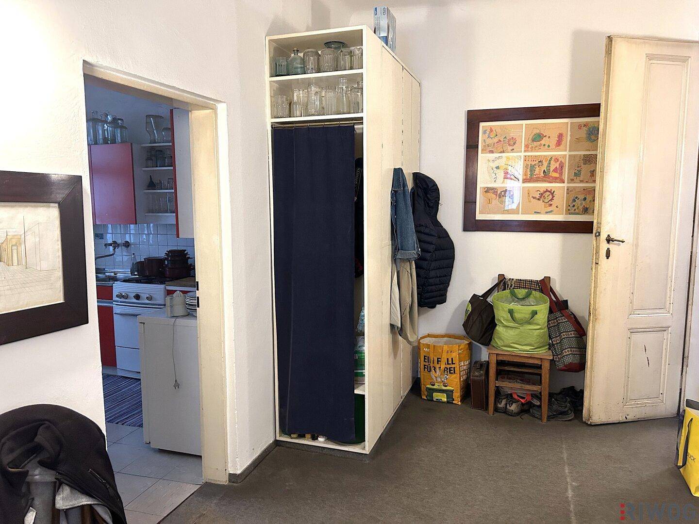 Eingangsbereich mit Garderobe und Blick in die Küche.