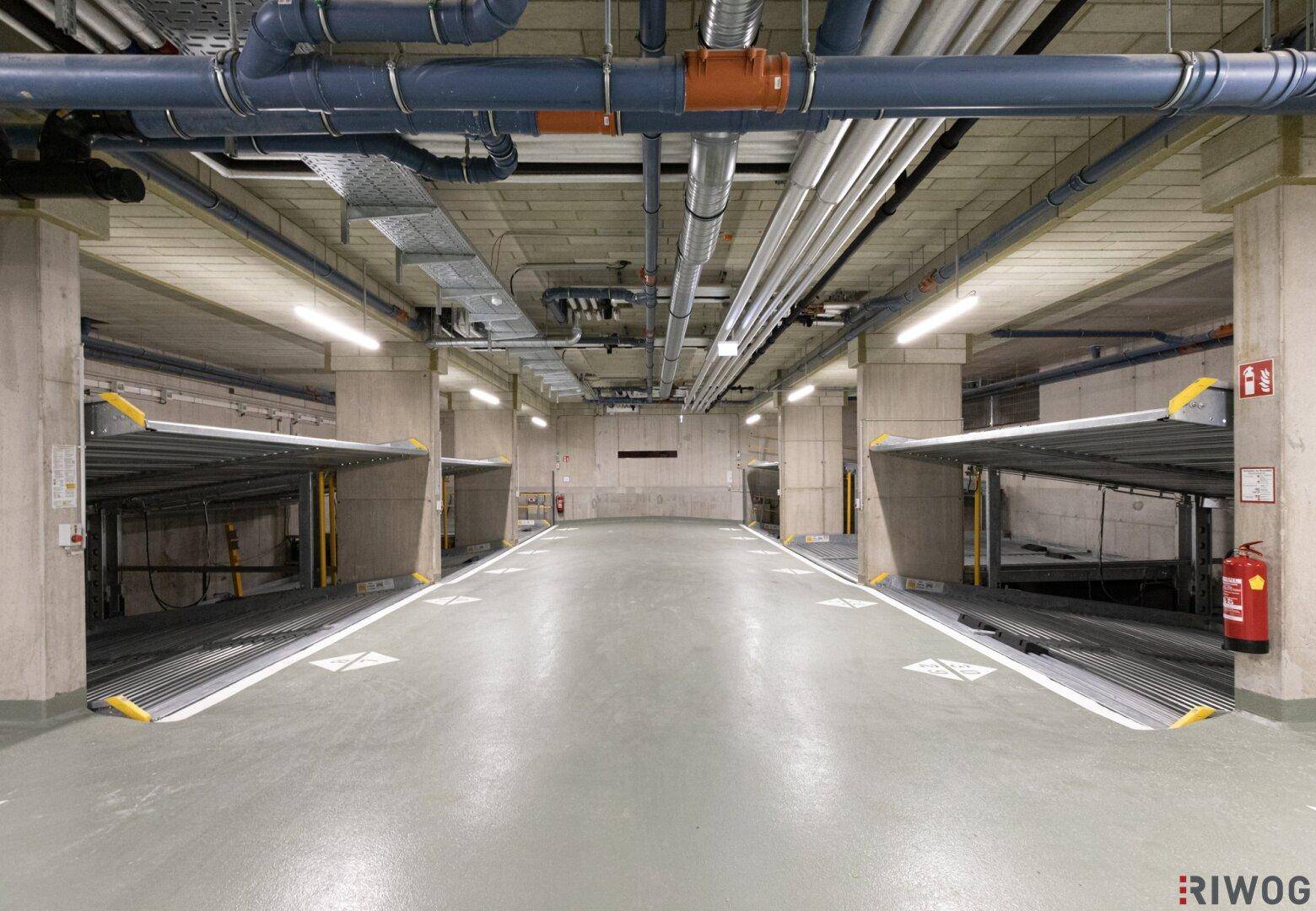 Moderne Tiefgarage mit Parkliftsystemen für effizientes Parken.