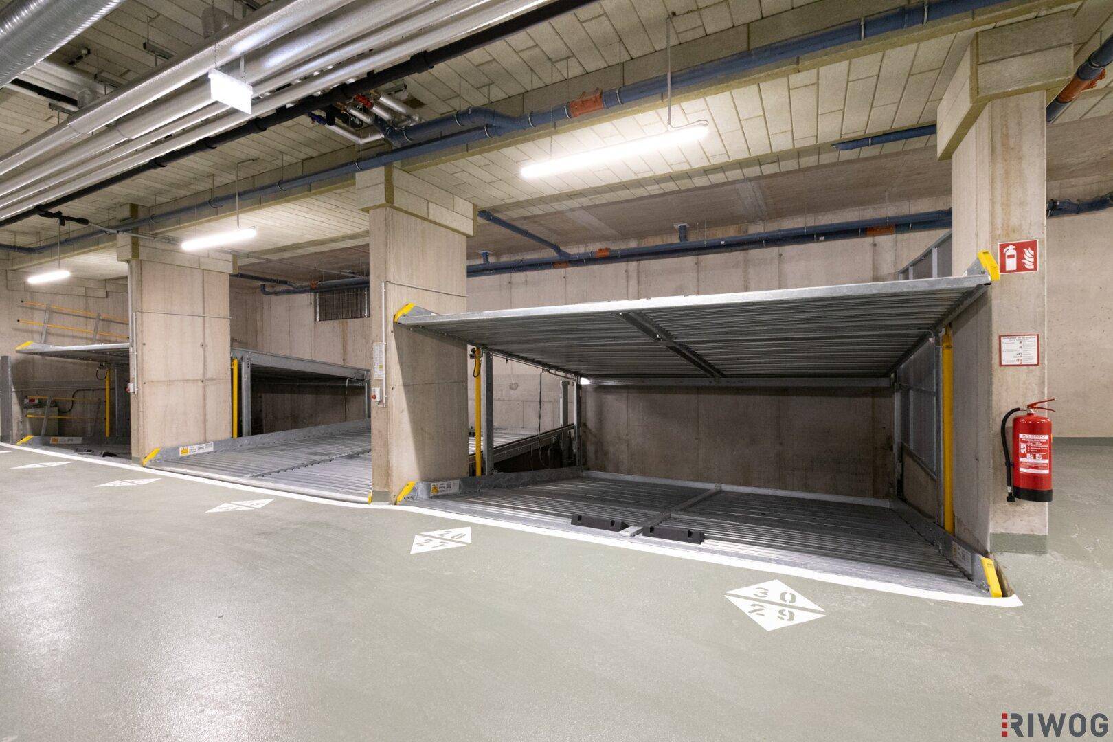 Tiefgarage mit innovativen Parkliftsystemen, die zusätzlichen Stellplatz bieten.