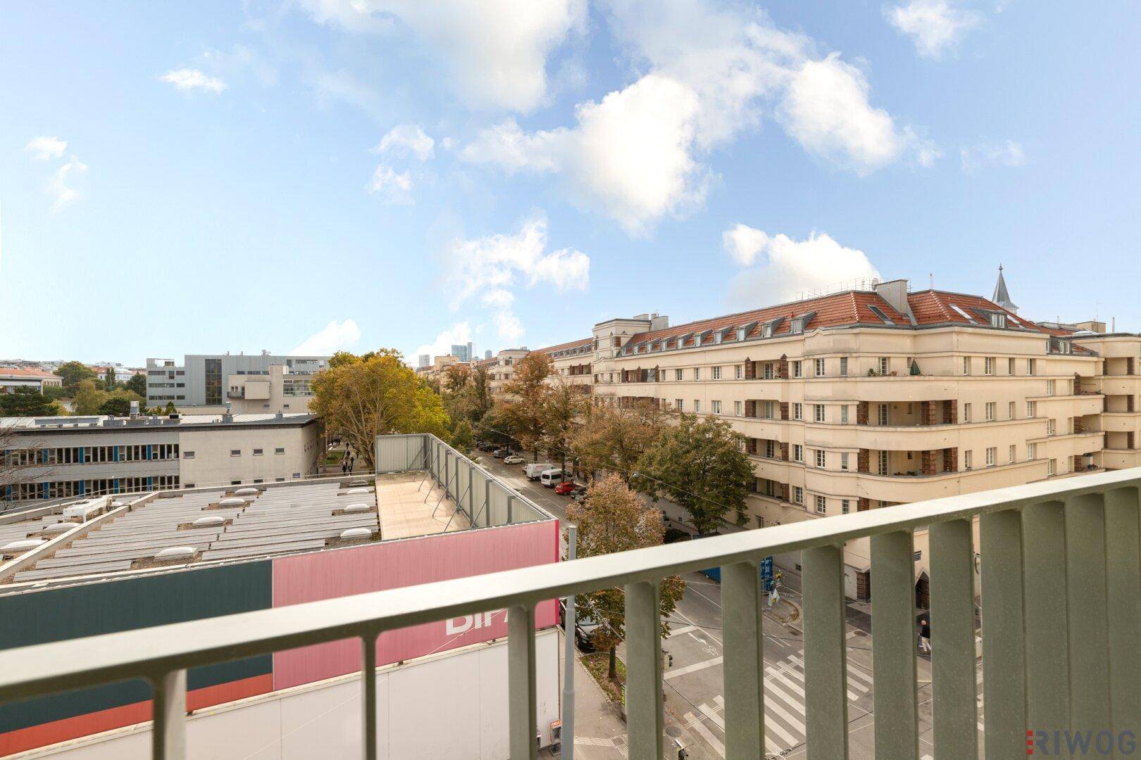 Weitläufiger Blick vom Balkon über die städtische Umgebung und die Dächer der Stadt.