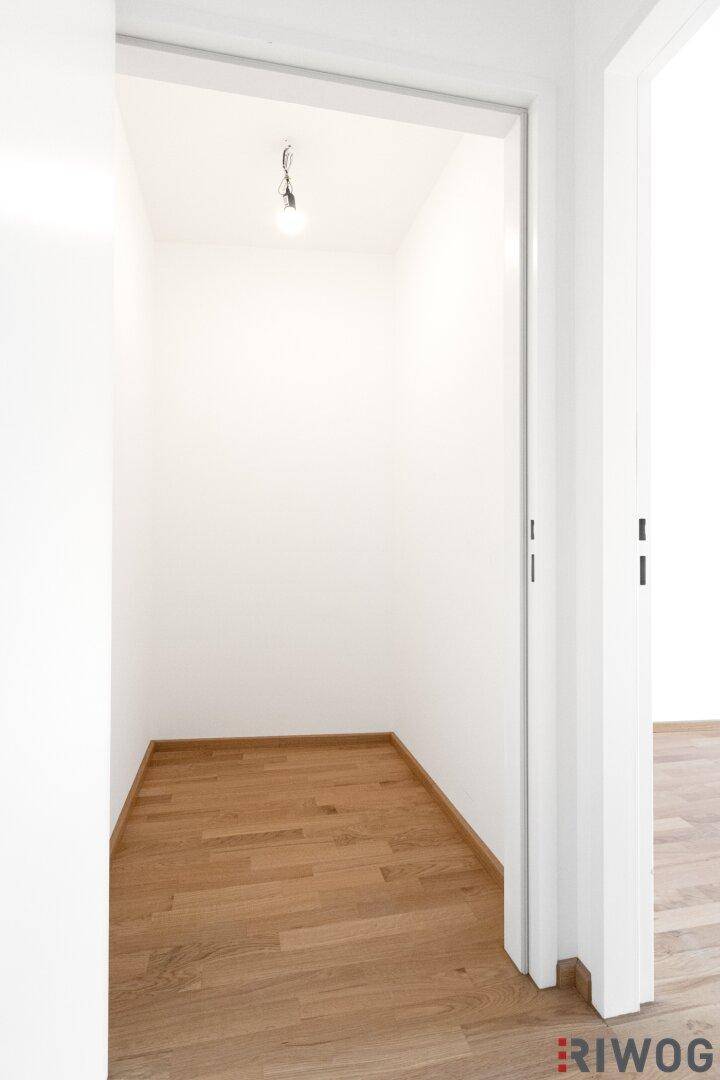 Kleiner Abstellraum mit Holzboden, ideal für zusätzlichen Stauraum im Haushalt.