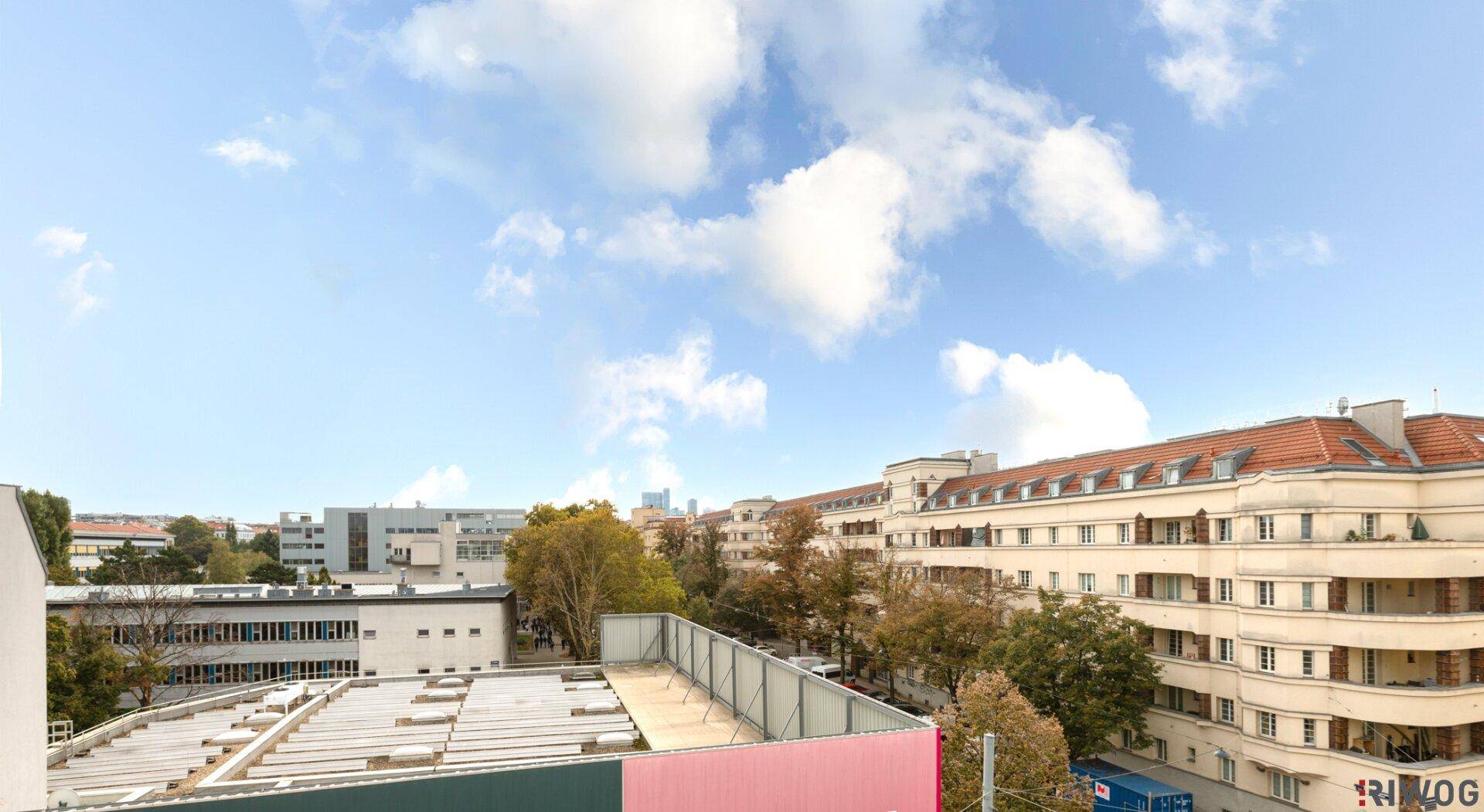 Panoramablick über die Stadt mit verschiedenen Gebäuden und blauem Himmel, eine weite Aussicht.
