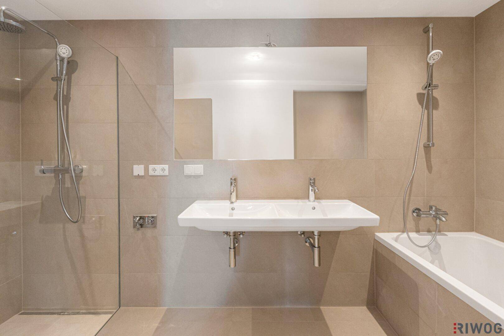 Modernes Badezimmer mit Doppelwaschbecken, Dusche und Badewanne in hellen Tönen, stilvoll und funktional.