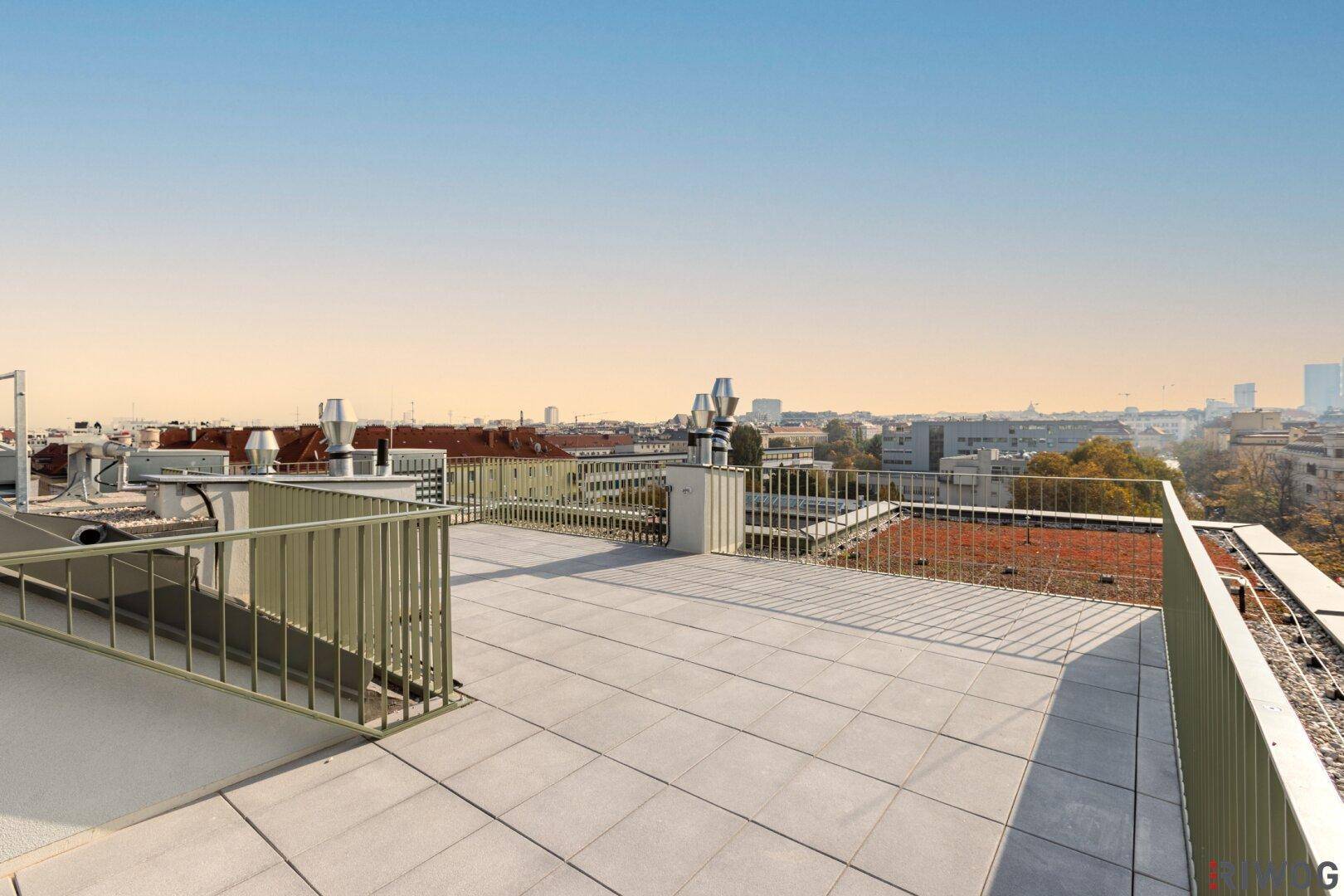 Geräumige Dachterrasse mit Fliesenboden und weitem Blick über die Stadtlandschaft.