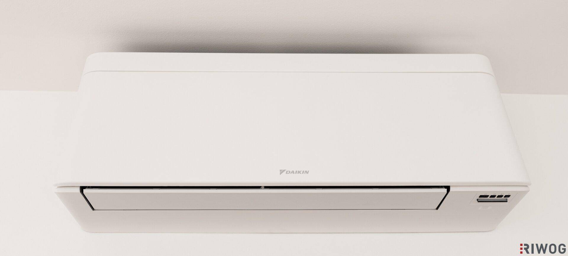 Nahaufnahme einer modernen Klimaanlage an einer weißen Wand.