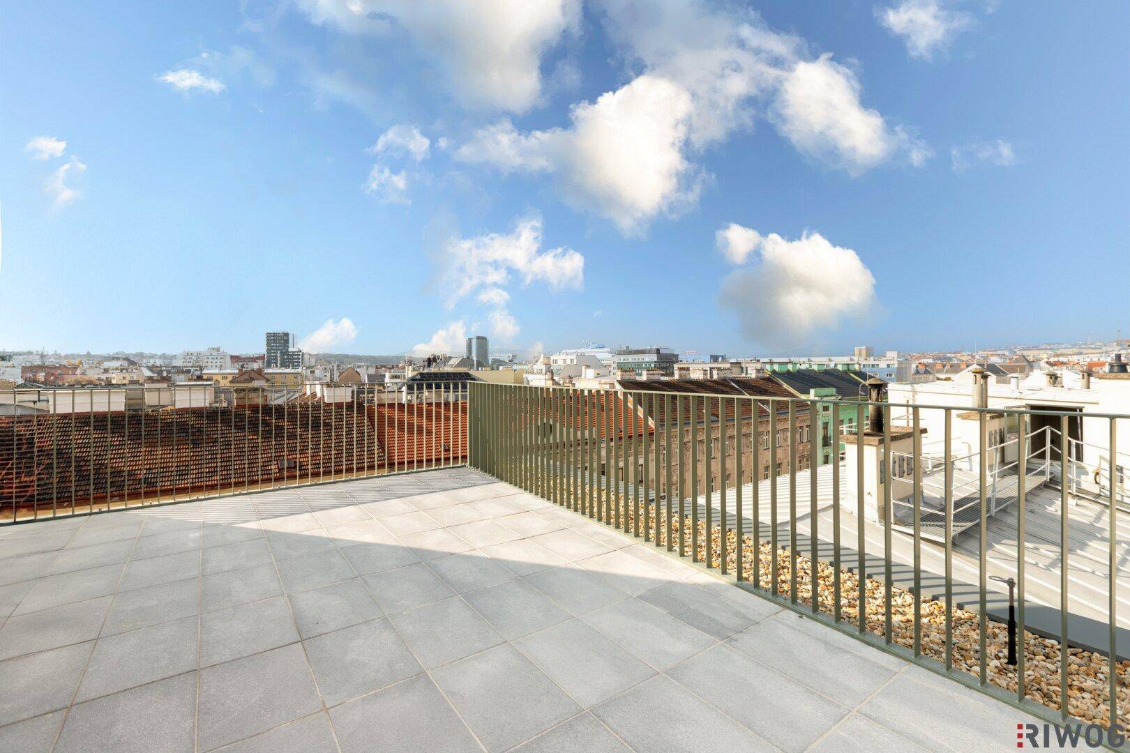 Weitläufige Dachterrasse mit Panoramablick über die Stadt, ideal für sonnige Stunden.