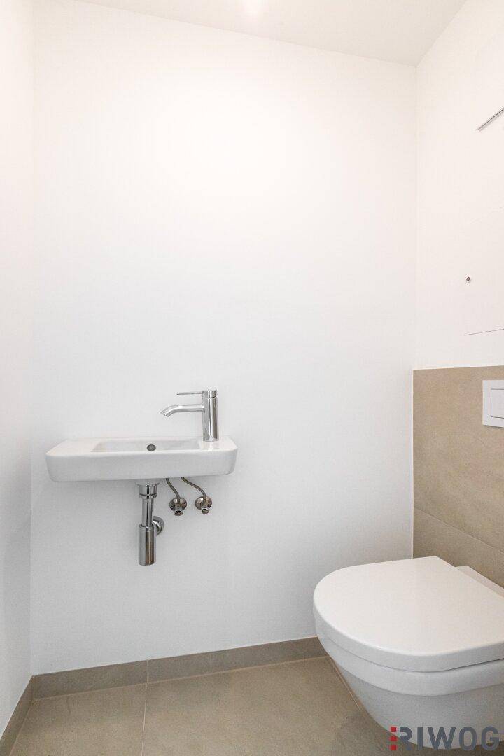 Kleines, modernes Gäste-WC mit wandhängendem WC und kompaktem Waschbecken.