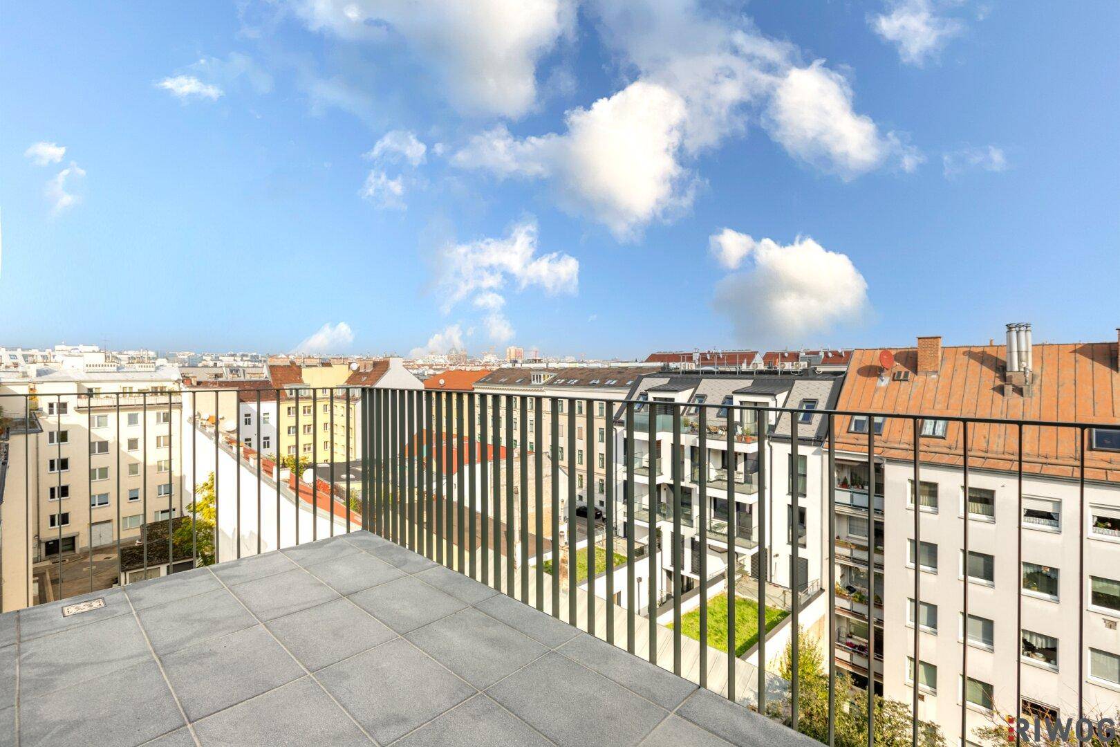 Großer Balkon mit Fliesenboden und weitreichendem Blick über die Stadtlandschaft.
