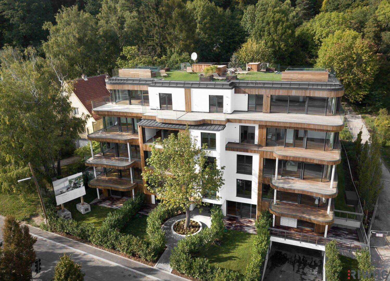 Grundriss einer Wohneinheit mit mehreren Zimmern, Bädern und einem Balkon.