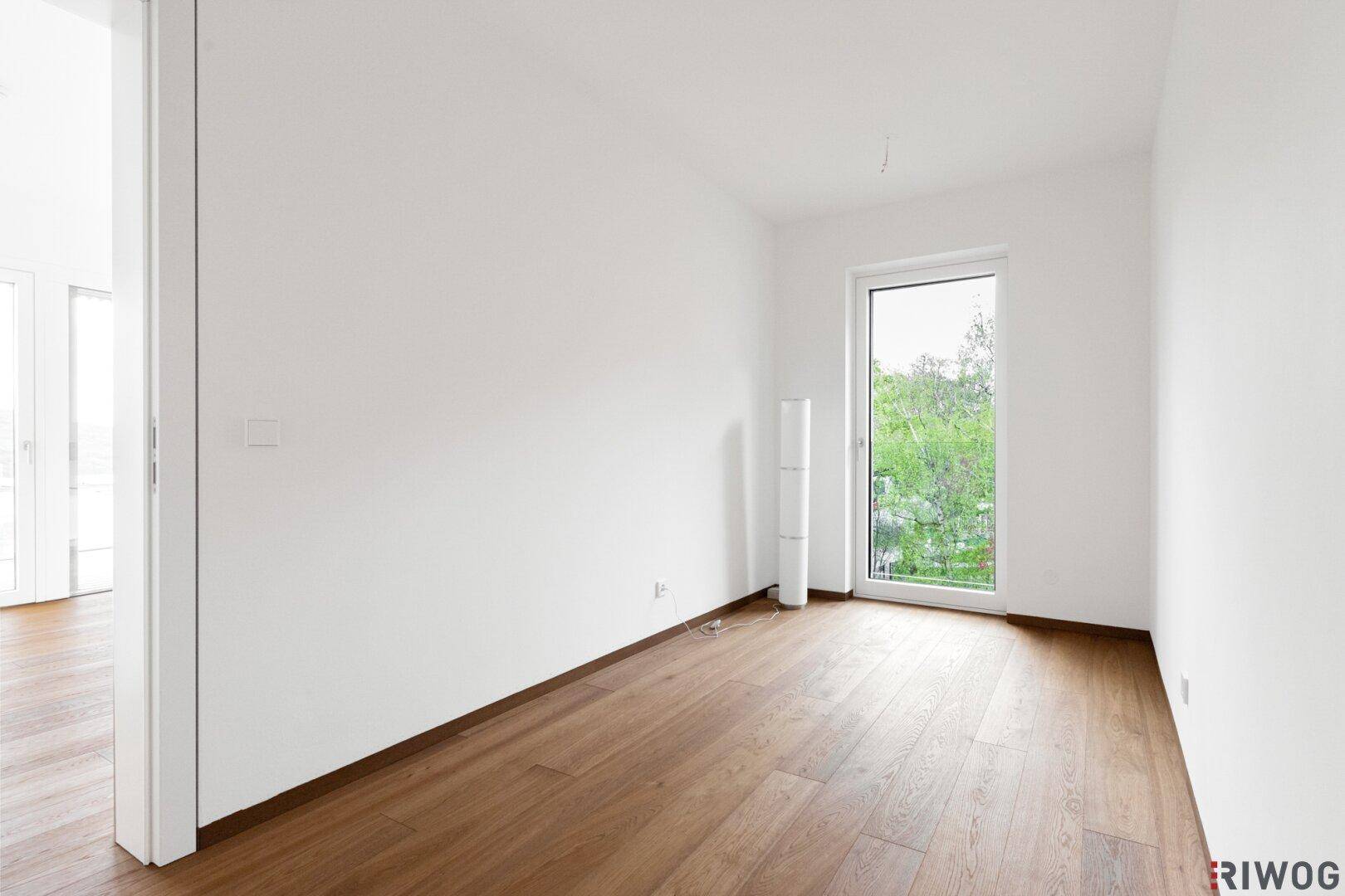 Modernes Badezimmer mit Doppelwaschbecken, Holzunterschrank und großen Fenstern zur Terrasse.