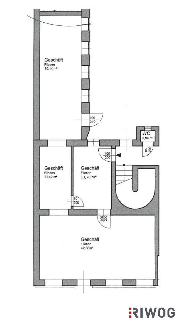 Grundrissplan eines Geschäftsbereichs mit mehreren Räumen, einem WC und einer Treppe.