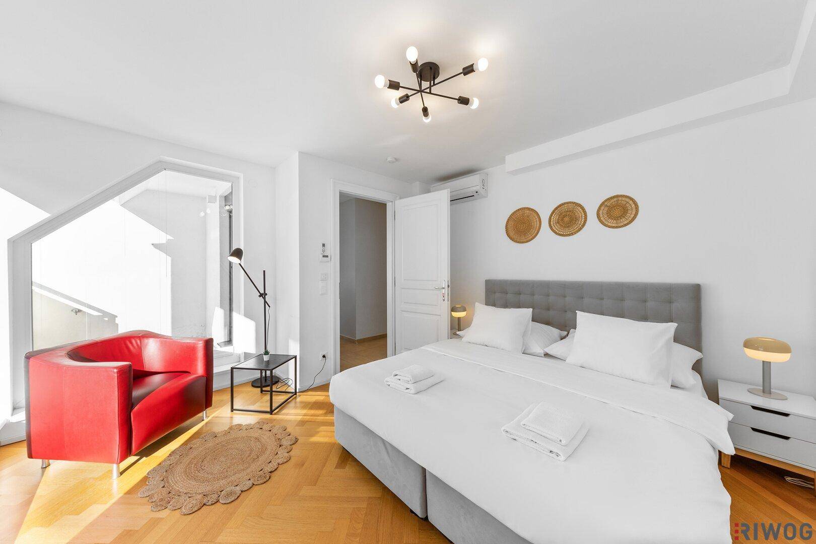 Helles Schlafzimmer mit Zugang zur Terrasse und modernem Interieur.